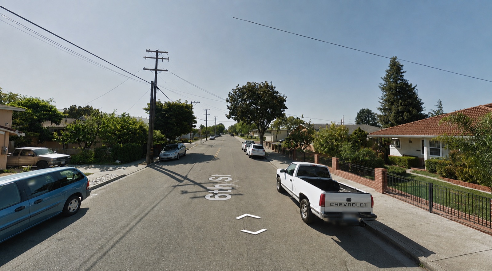 A GeoGuessr round in a Californian suburb with four deciding clues boxed